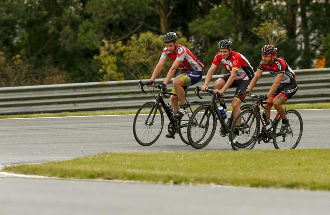Para evitar acidentes nas rodovias, duas vezes por semana ciclistas treinam no Autódromo Internacional de Curitiba |
