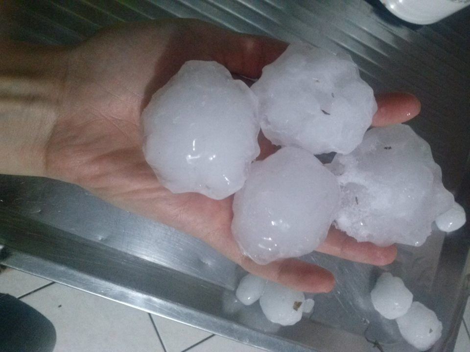 De acordo com a prefeitura, o granizo destruiu telhados de várias casas tanto na região urbana quanto na zona rural do município | Rádio Ampere