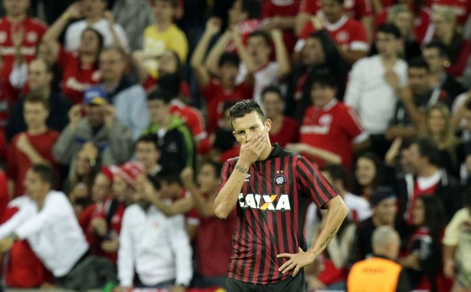 O Furacão tem opção para renovar com o zagueiro Gustavo, de 32 anos, e deve concretizar a permanência do jogador para 2015. Vindo do Paraná, o defensor arrumou a defesa atleticana em pouco tempo. Sua experiência se mostrou crucial para que o desempenho do zagueiro Cleberson também aumentasse. Se o técnico Claudinei Oliveira permanecer, é muito provável que Gustavo também fique. |