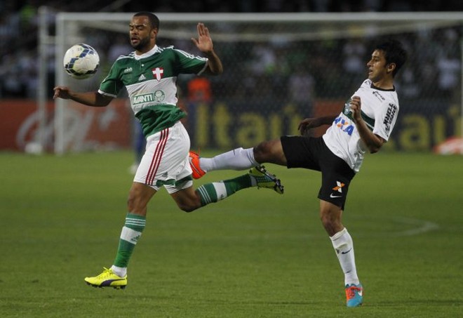 Jogo teve início bastante pegado. Aos poucos, paranaenses dominaram a partida |