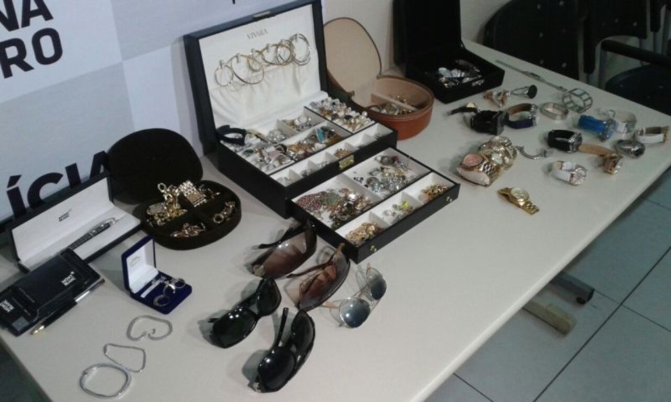 Foram apreendidas dezenas de peças em ouro e brilhantes, como brincos, pulseiras, braceletes, anéis e relógios | Paraná Online