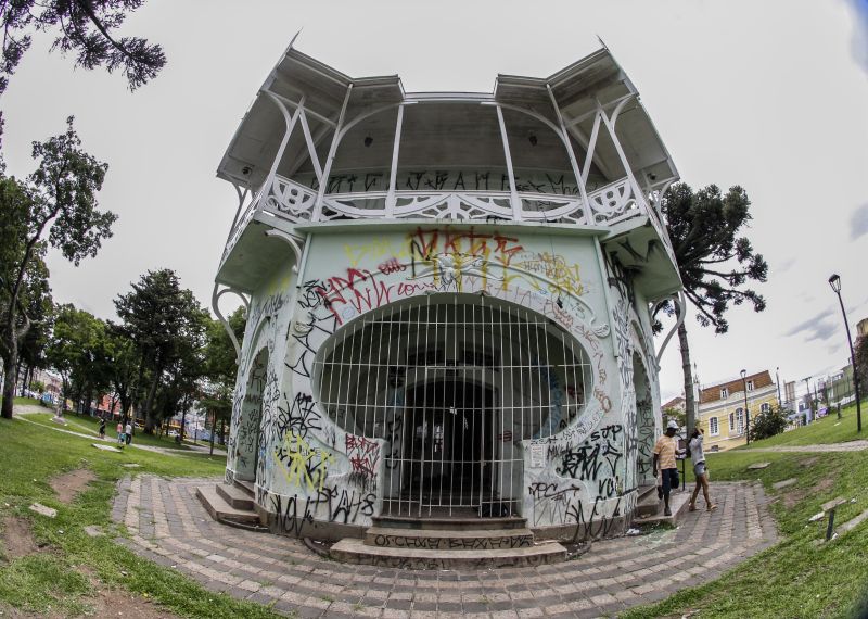 Todos os dias, mais pichações aparecem. O mau cheiro dentro da construção é insuportável | Daniel Castellano/Gazeta do Povo