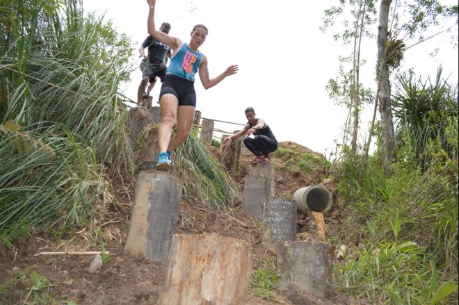 Uma nada católica escada de tocos era o caminho entre o topo e o pé do barranco. | 