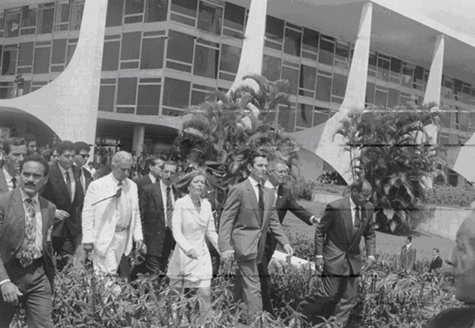 Após Collor, país teve 61 tentativas de destituir presidentes Fernando Collor deixa o Palácio do Planalto em 1992, logo após a Câmara decidir pela abertura do processo de impeachment | Elza Fiuza