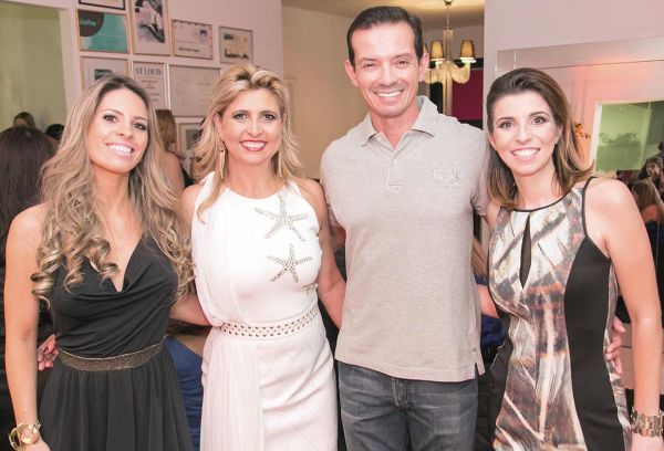 AhairstylistIsabel Cristina (de branco) recebeu mais de 600 convidados na inauguração do salão IC Hair Concept, quarta-feira, no Batel. Entre os cnvidados estavam as empresárias Tatielly Matos e Fernanda Guimarães (nas pontas) e o jornalista Roberto Couto | Naideron Jr.