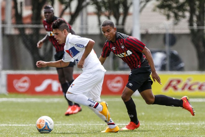 O Atlético venceu o Paraná por 1 a 0, no Trieste, e sagrou-se campeão estadual sub-17. | 