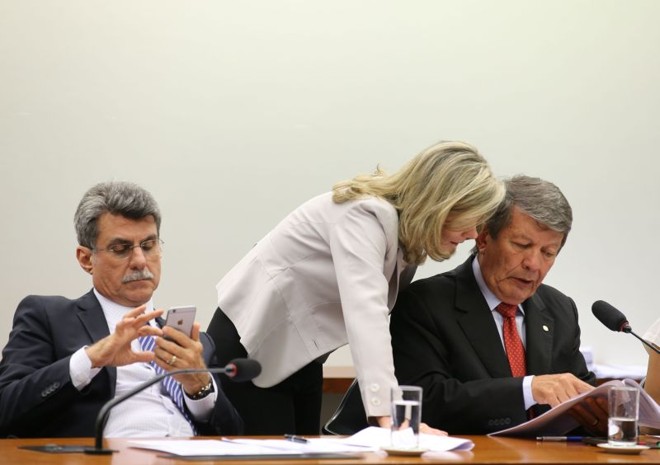 Senador Romero Jucá (à esquerda) reconheceu cochilo da base | Sergio Lima/Folhapress
