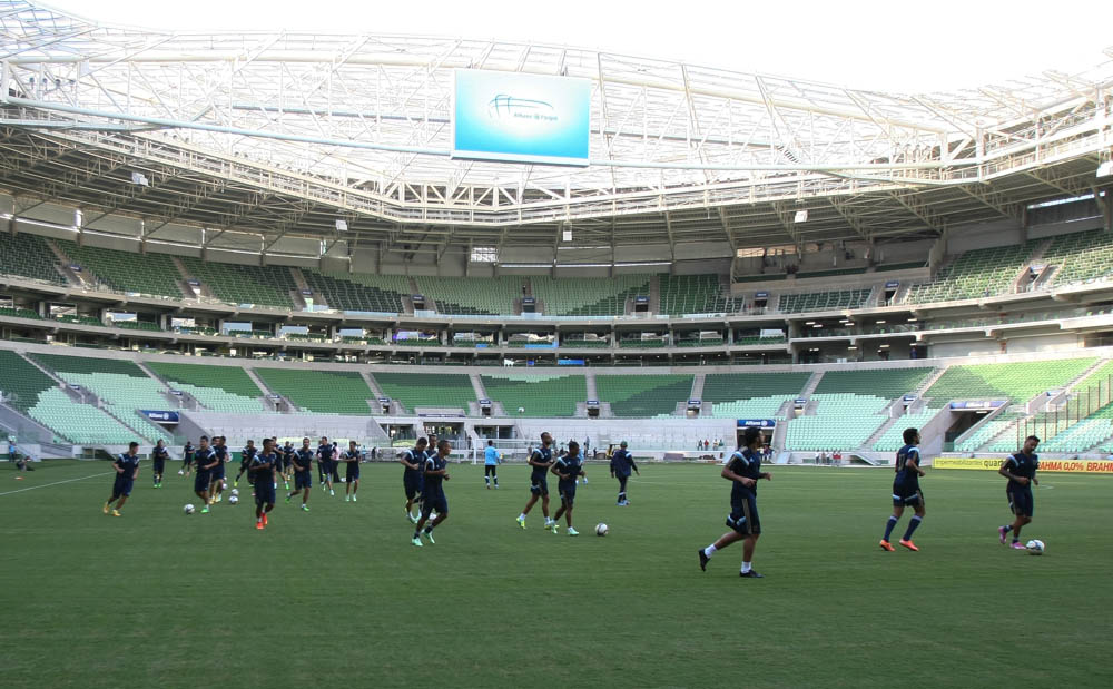 Jogadores do Palmeiras fazem treino de reconhecimento do gramado do novo estádio. | César Greco/ Agência Palmeiras/ Divulgação