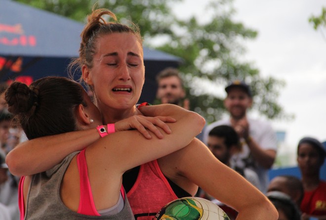 Melody Donchet, que chegou a ficar quatro anos parada, se emociona muito ao comemorar o título. | 