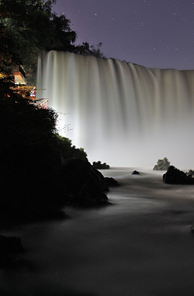 Vista noturna das quedas durante o luau das Cataratas, passeio em noite de lua cheia | 