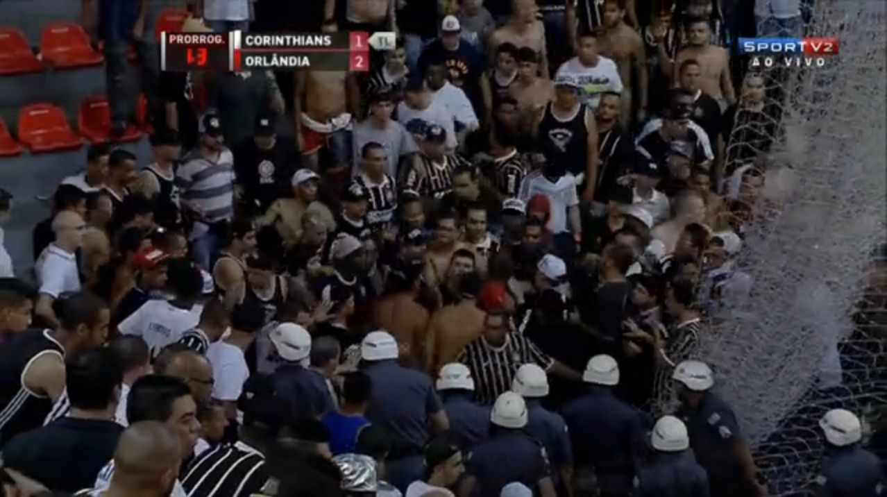 PM cerca torcedores que discutem na arquibancada do ginásio corintiano. | Reprodução/ SporTV