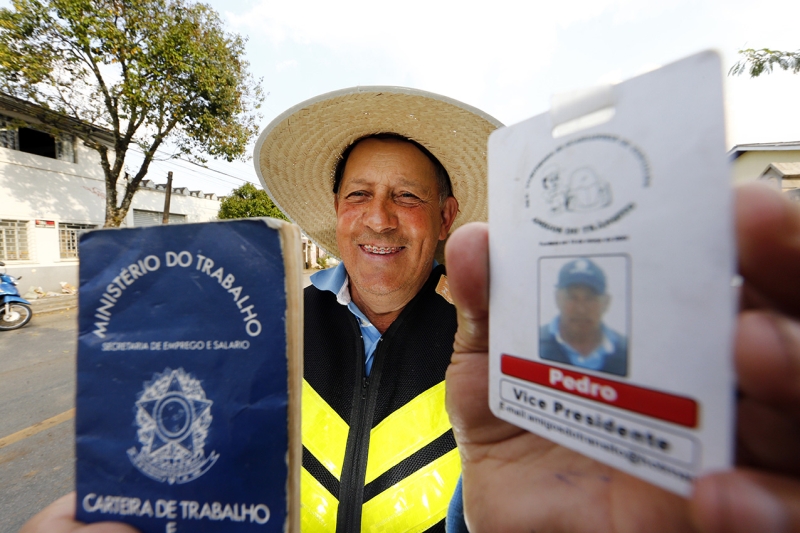 Com registro na DRT e contando com a confiança dos clientes, Pedrinho e sua associação lutam para regularizar a atividade de guardador de carros | Albari Rosa/Gazeta do Povo