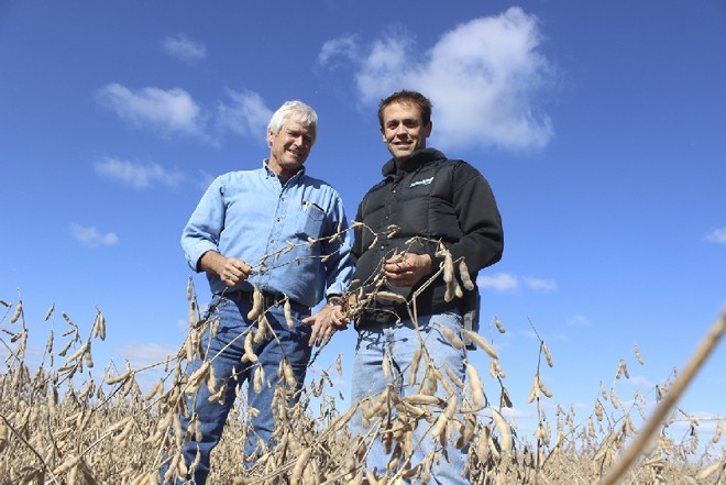 Rick (esq.) e Grant Kimberly finalizam a colheita da soja em Iowa com produtividade acima de 4 mil kg/ha | 
