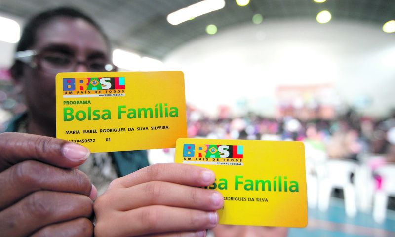 Beneficiários do Bolsa Família mostram seus cartões: programa social reduziu a miséria, mas é limitado pela dificuldade de se encontrarem todas as pessoas com o direito | Alina Souza