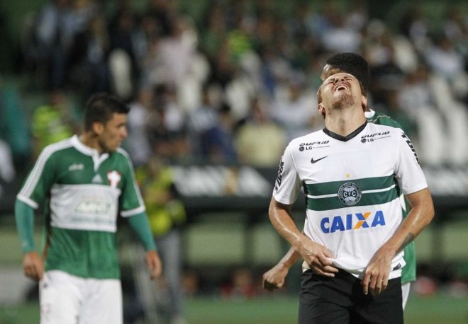 Zé Love lamenta lance perdido |