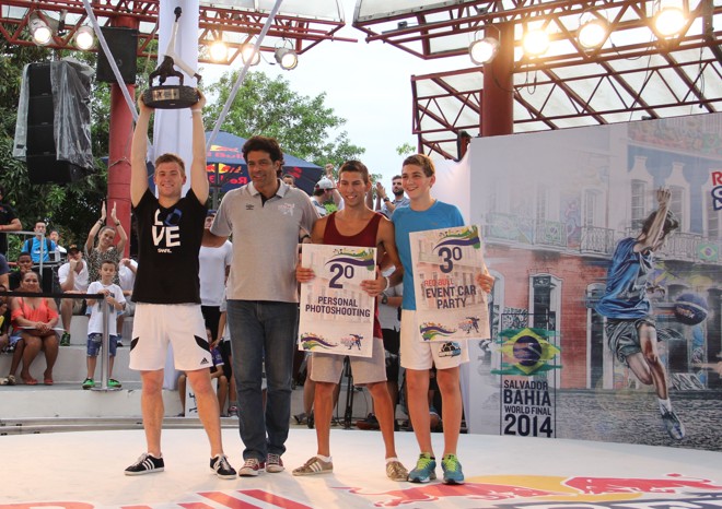 Andrew Henderson, vencedor da competição, Raí, ex-jogador da seleção brasileira e jurado, Charly Iacono, vice-campeão, e Erlend Fagerli, terceiro colocado. | 