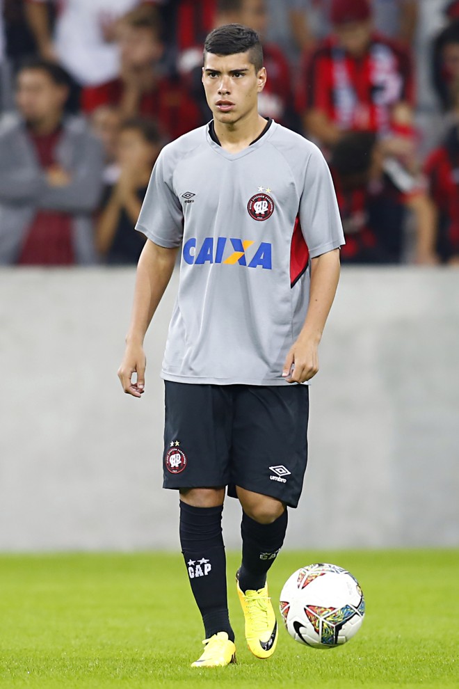 LUCAS OLAZA - O uruguaio de 19 anos tem frequentado o banco de reservas atleticano nos últimos meses. Porém, só teve quatro oportunidades de jogar na Série A, já que Natanael é o titular absoluto da lateral esquerda. Olaza é visto no CT do Caju como um jogador de potencial, situação que precisa ser demonstrada também fora dos treinos | 