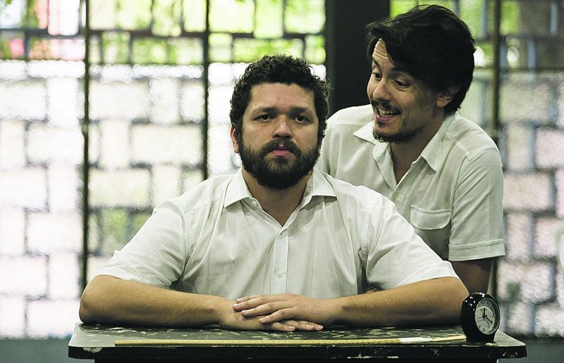 Valenzuela (à dir.), na peça dirigida por Fátima Ortiz | Eli Firmeza/Divulgação