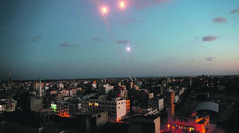 Faixa de Gaza: foguetes disparados por militantes do braço armado do Hamas em direção a Israel, durante conflito em julho deste ano | Mohammed Saber/Efe