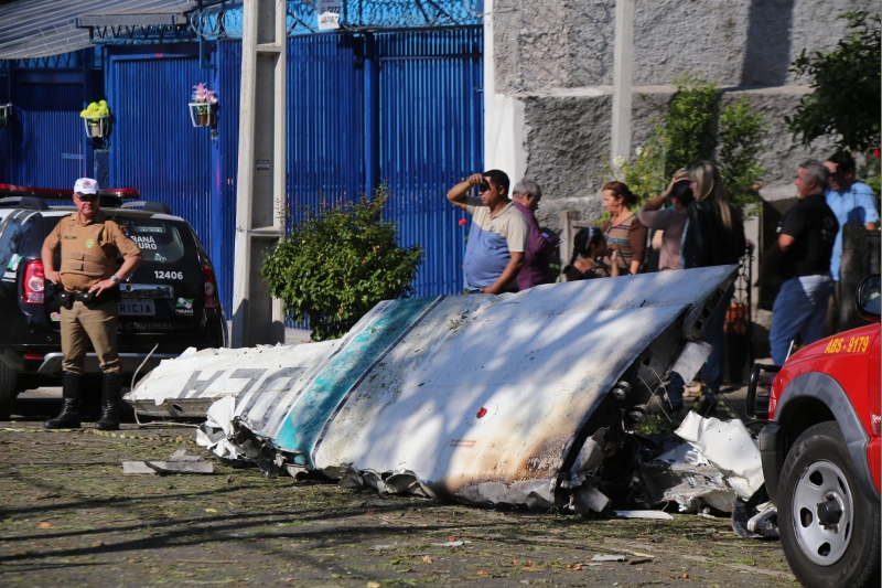 O Cessna com quatro pessoas caiu sobre duas casas em Curitiba | Daniel Castellano/Gazeta do Povo