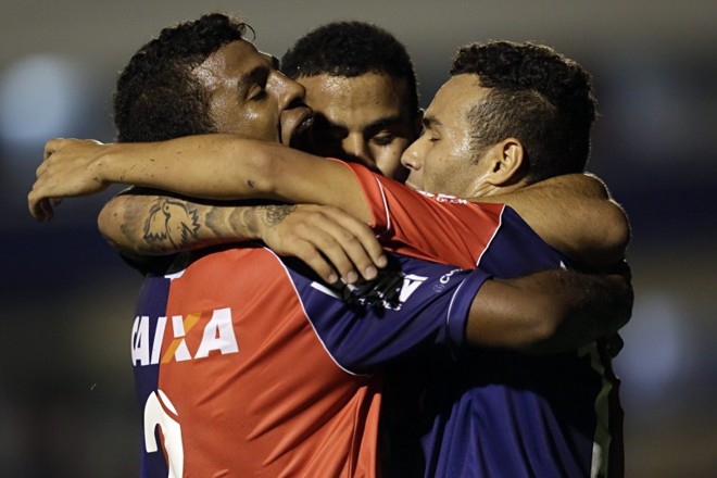 Jogadores do Paraná comemoram o gol de Thiaguinho | 