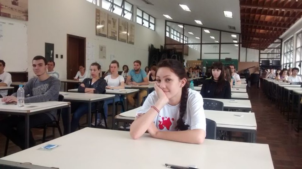 Candidata aguardava o início da prova | André Rodrigues/Agência de Notícias Gazeta do Povo