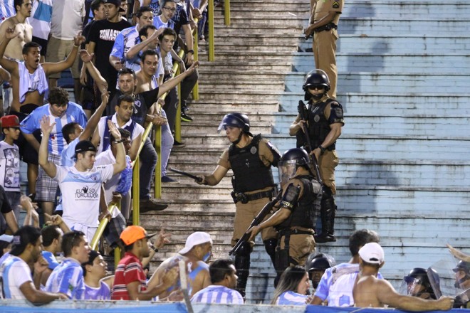 A polícia também teve problemas na arquibancada para conter a torcida do Londrina. | 
