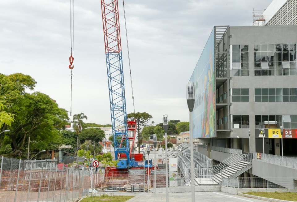 Guindastes estão trabalhando na montagem do teto retrátil na Arena da Baixada | Hugo Harada / Gazeta do Povo