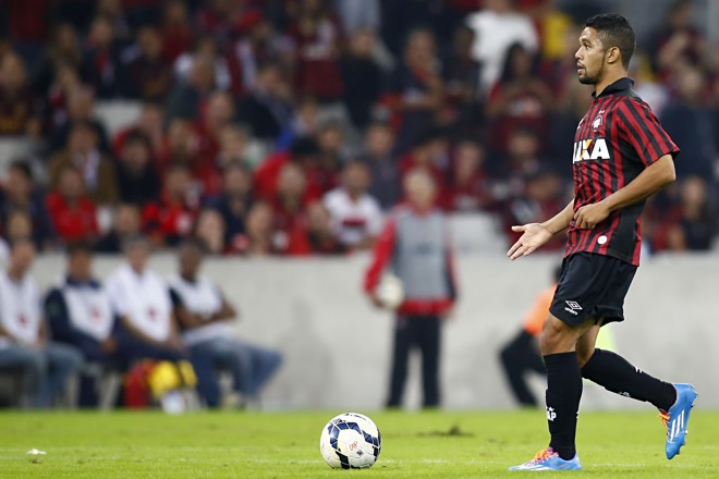 OTÁVIO - Destaque do time sub-23 que disputou o Estadual, o volante teve chance na equipe de cima e foi titular seis vezes seguidas no primeiro turno. Na parte final do campeonato, contudo, só jogou uma vez. É cotado para reaparecer no time nos jogos de despedida de 2014 | 