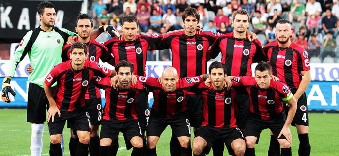 Jogadores do clube turco Glenclerbirligi terão de se barbear todos os dias para não serem multados em R$ 29 mil | Reprodução Glenclerbirligi