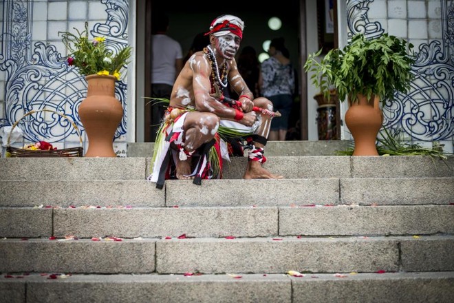 Em comemoração à semana da Consciência Negra, grupo de religiosos afro-brasileiros, lavaram a escada Igreja do Rosáio, no Largo da Ordem, antiga Igreja do Rosário dos Homens Pretos de São Benedito | 