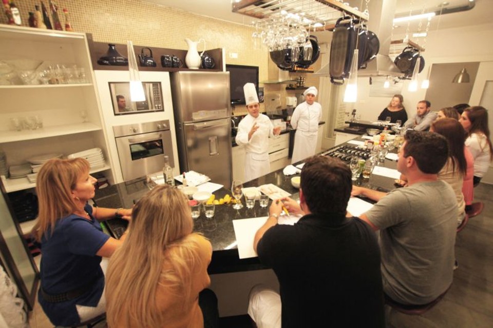 Espaço Gourmet oferece aulas de culinária para profissionais e para quem não tem qualquer entrosamento com a cozinha | Guilherme Alves/Divulgação