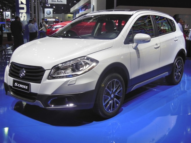 Suzuki S-Cross: O crossover japonês chega em maio do ano que vem e com grandes chances de virar um produto brasileiro. O modelo é a segunda geração do SX4 e oferece motor 1.6, de 120 cv, no lugar do mais potente 2.0, de 145 cv, do antecessor. O câmbio automático atual dará lugar ao CVT com sete marchas simuladas. Traz ainda tração integral ou dianteira e a disposição de ser o carro de maior volume da Suzuki no país |