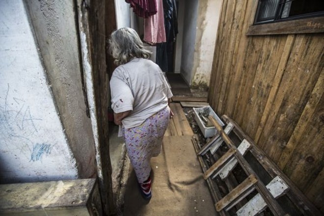 Na casa em que mora com familiares é que ela faz seus benzimentos | 