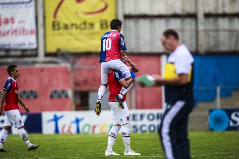 Lúcio Flávio sobe nos ombros de Giancarlo para comemorar gol. | Lineu Filho/ Tribuna do Paraná