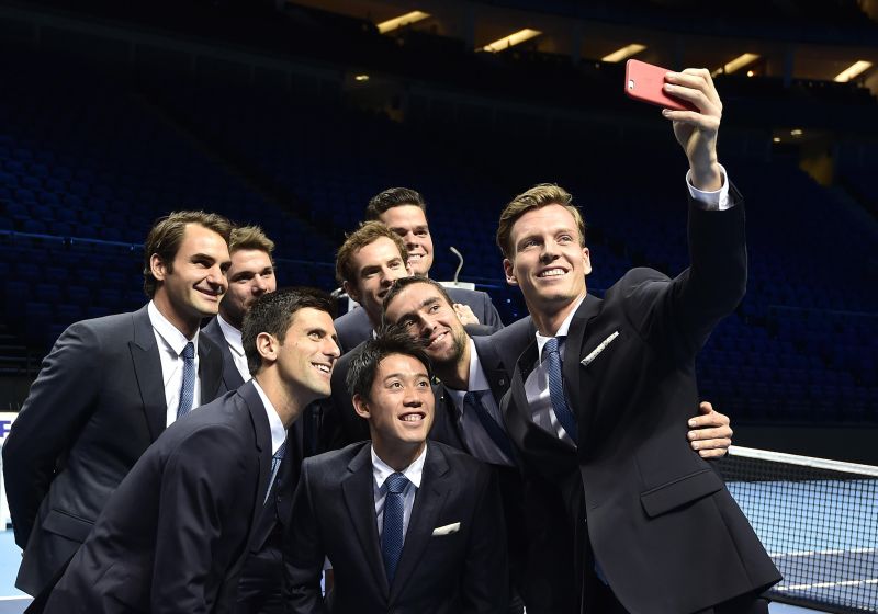 Jogador Tomas Berdych (direita) tira selfie com colegas de tênis: (da esquerda para a direita) Roger Federer, Stan Wawrinka, Novak Djokovic, Kei Nishikori, Andy Murray, Milos Raonic and Marin Cilic em Londres, onde estão sendo disputadas as finais do tour mundial da ATP | REUTERS/Toby Melville