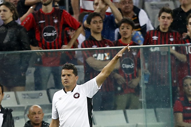 A prioridade do técnico Claudinei Oliveira é permanecer no Atlético na próxima temporada. Caminho natural depois da campanha de recuperação conduzida pelo treinador, que salvou o time do rebaixamento com cinco rodadas de antecedência. Outro ponto que joga a favor do paulista de 45 anos é sua capacidade de trabalhar com jovens promessas, estratégia amplamente divulgada pelo clube. |