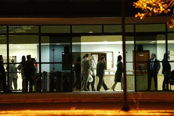 Os investigados na Lava Jato com direito á liberdade começaram a sair da sede da Polícia Federal, no bairro Santa Cândida em Curitiba, por volta das 22h40 dessa terça (18) |