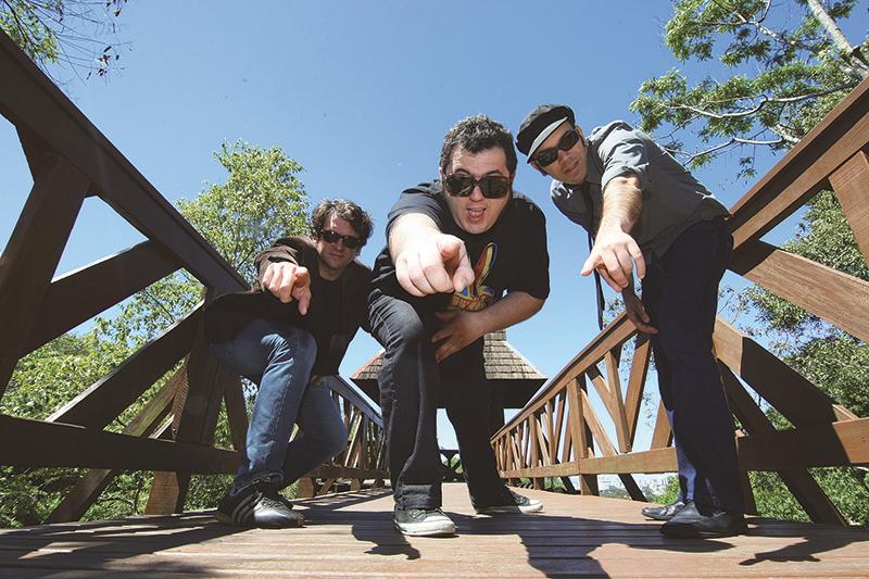 Relespública: power trio do rock curitibano comemora aniversário com a banda de cabeceira | Ivonaldo Alexandre/Gazeta do Povo