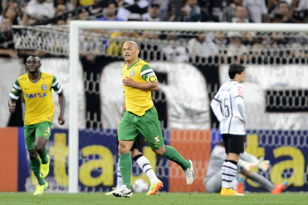 Alex comemora o golaço de fora da área contra o Corinthians: alegria virou tristeza no fim da partida. | Alex/ Mauro Horita/ Agif/ Folhapress
