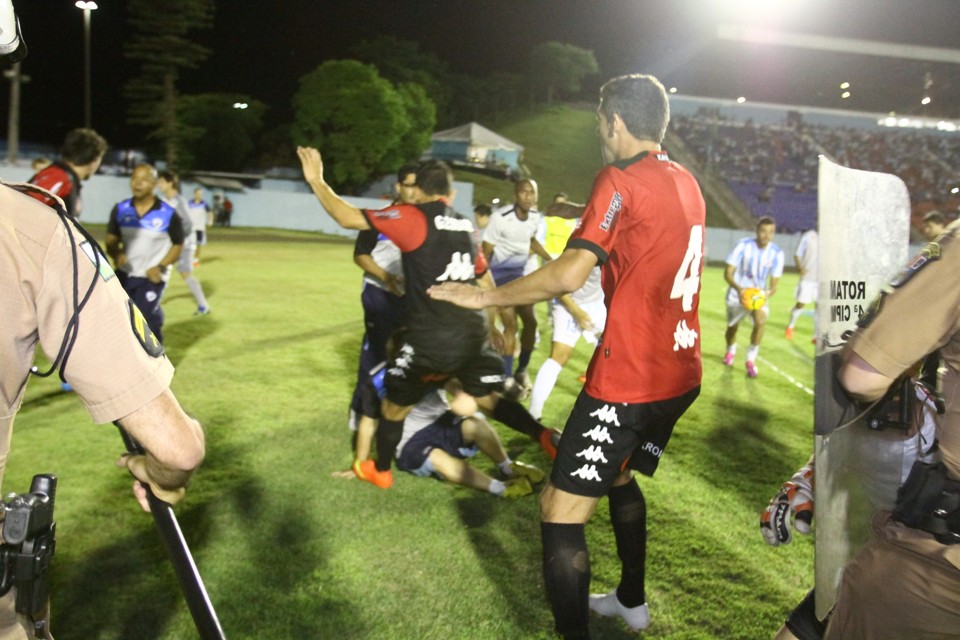 Atleta do Brasil de Pelotas momentos antes de chutar a cabeça do mordomo do Londrina | Roberto Custódio / JL