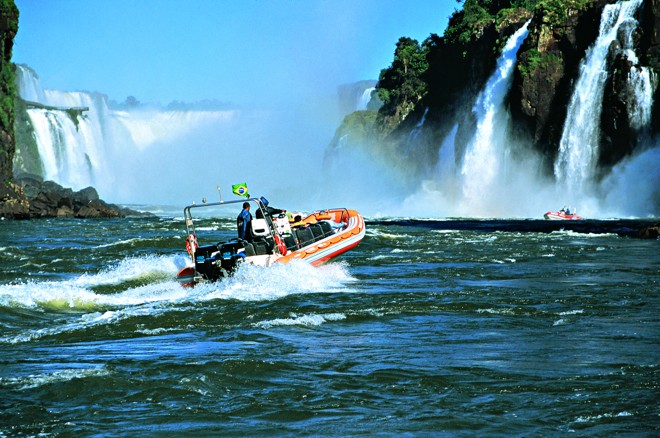 Cataratas também é procurada pelo amantes do turismo de aventura, como o passeio de barco até as quedas | 