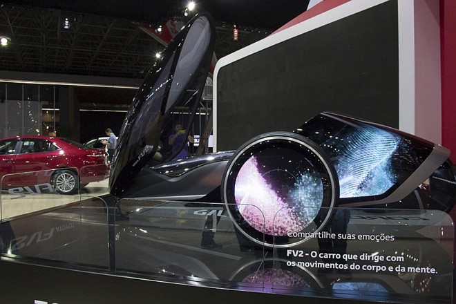 Toyota FV2- Destinado a um único passageiro, o modelo não possui as portas tradicionais com maçanetas: para abri-lo, é necessário apenas um leve toque sob sua superfície. Para conduzi-lo, nada de volante. Basta o motorista movimentar o corpo na direção desejada que o veículo segue o comando. O conceito também lê as emoções do condutor e responde mudando de cor. Se o motorista estiver estressado, partes do carro ficarão vermelhas. Se for o contrário, predomina o azul |