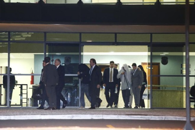 Os investigados na Lava Jato com direito á liberdade começaram a sair da sede da Polícia Federal, no bairro Santa Cândida em Curitiba, por volta das 22h40 dessa terça (18) |