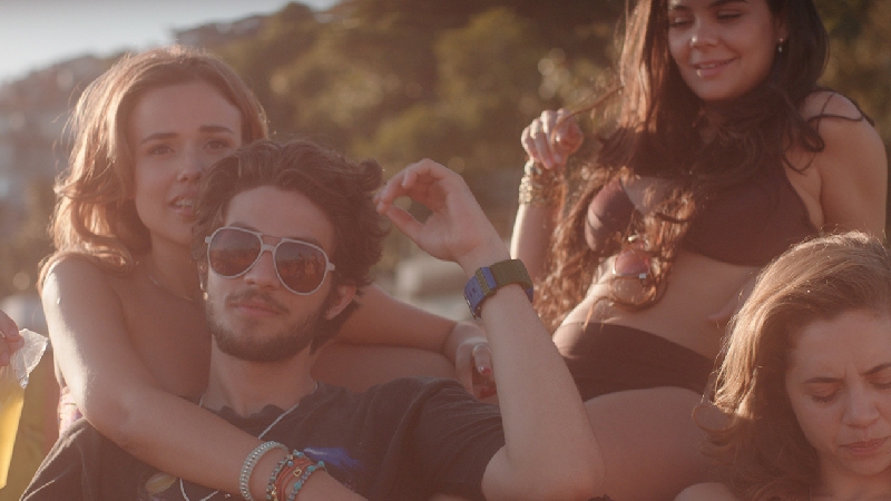 Chay Suede cercado de mulheres: festas de arromba na laje | Divulgação