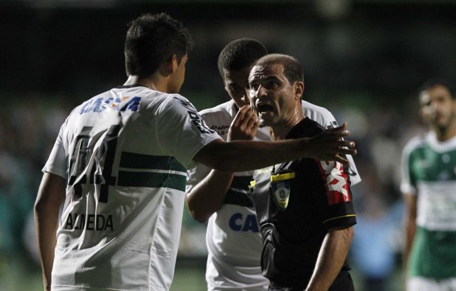 Leandro Almeida discute com árbitro em lance na primeira etapa |