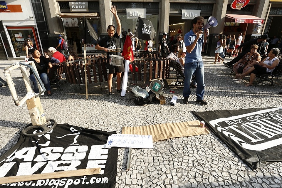 Os manifestantes usaram dois tambores e um megafone em ato contra o aumento da passagem | Hugo Harada / Agência de Notícias Gazeta do Povo