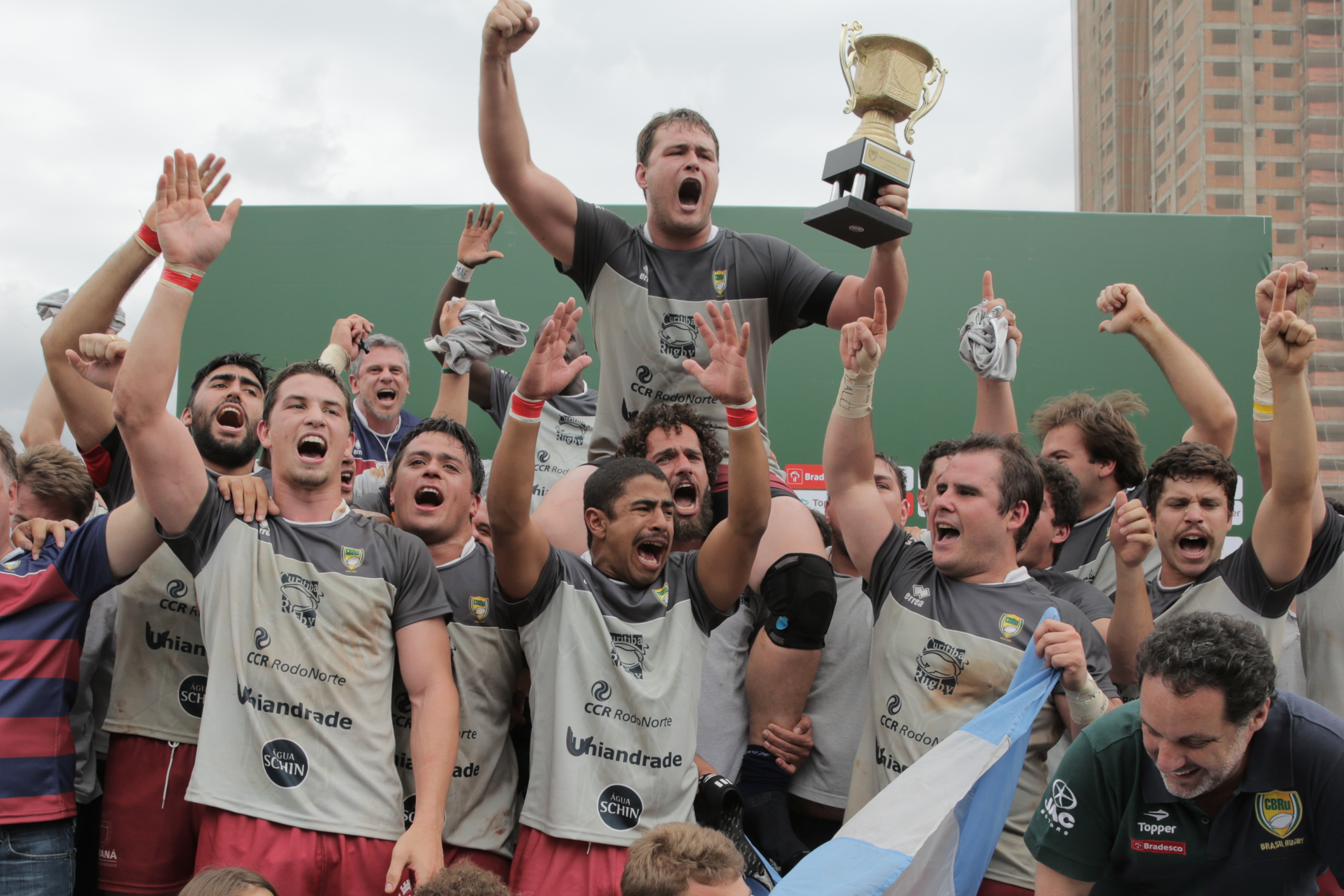 Os Touros do Curitiba Rugby erguem a taça do Super 10 | João Neto/Fotojump/Divulgação