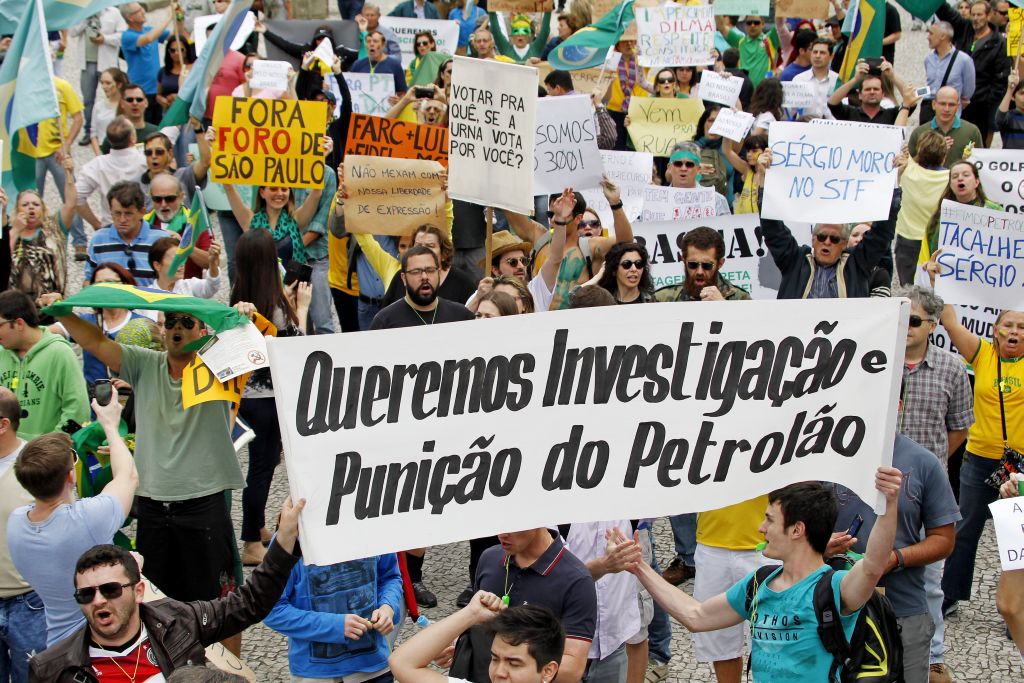 Manifestantes contra o governo do PT no Centro de Curitiba | Antonio More / Gazeta do Povo