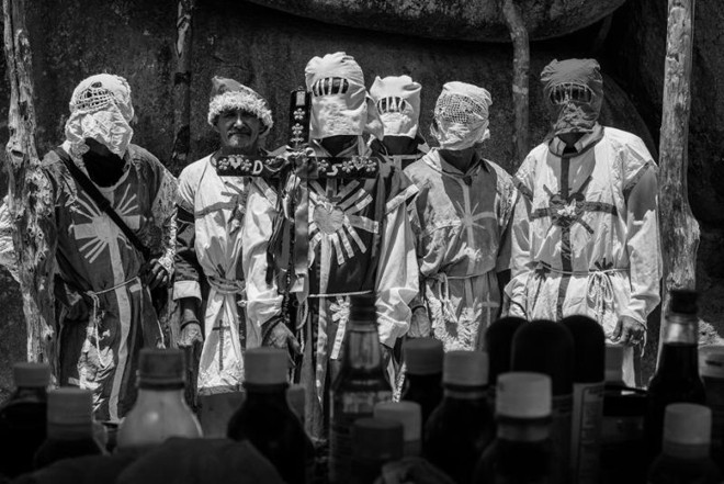 Um grupo que pratica flagelo durante a procissão de fé |